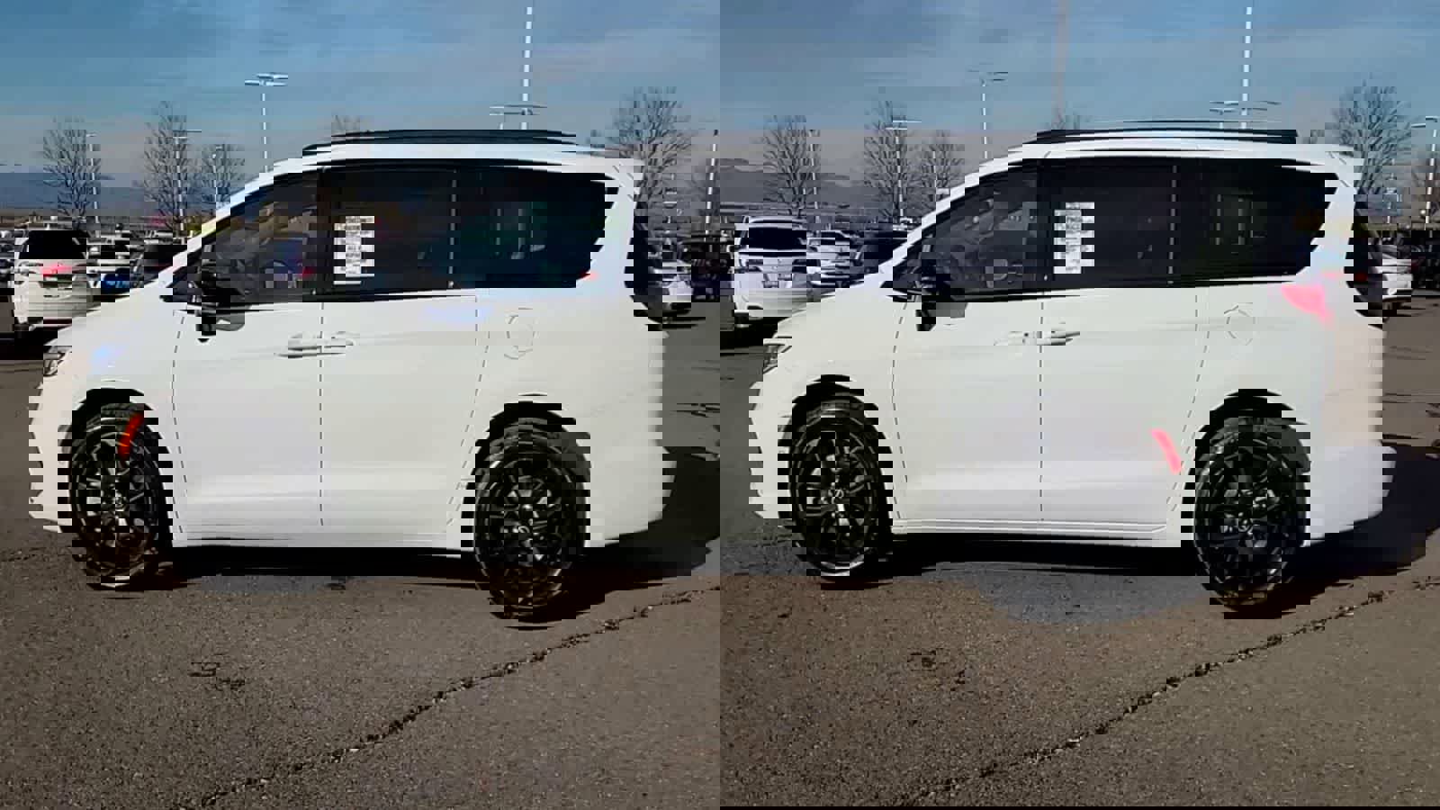New 2026 Chrysler Pacifica Select image 5