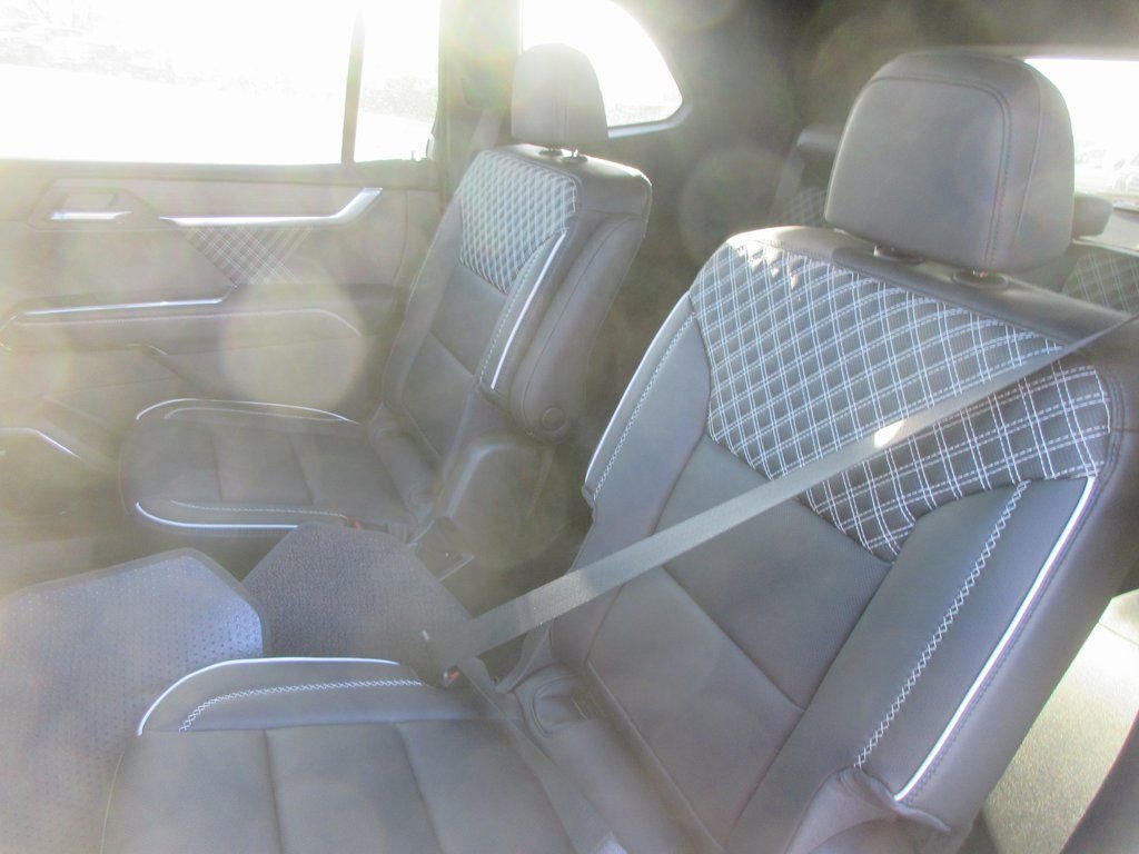 New 2026 GMC Acadia Denali w/ Super Cruise Package image 13