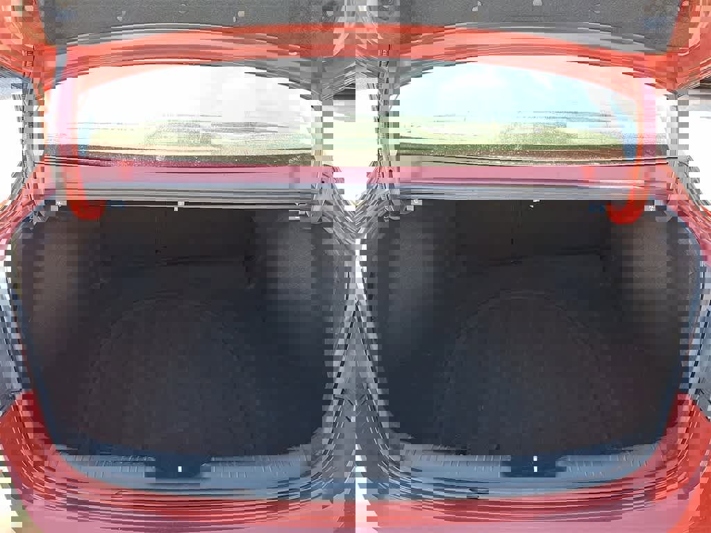 Used 2025 Hyundai Elantra Limited image 30