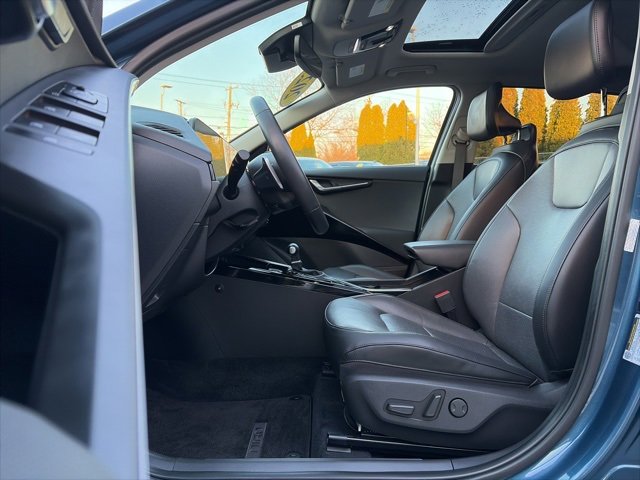 Used 2023 Kia Niro SX image 16