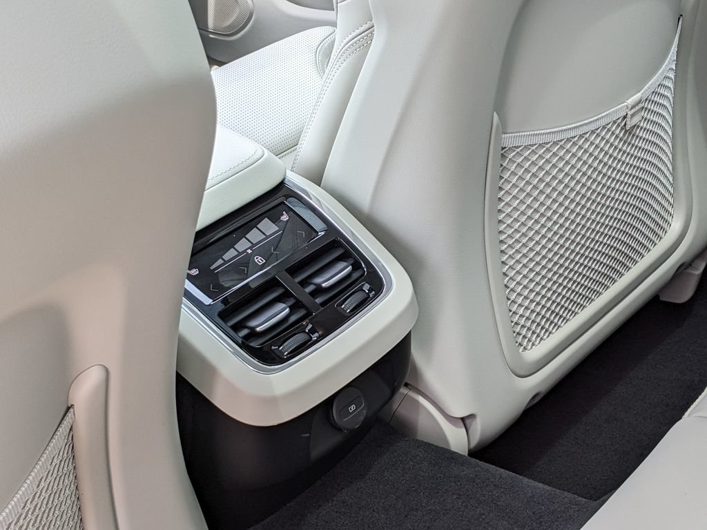 Certified 2026 Volvo V60 B5 Cross Country Ultra w/ Protection Package Premier AWD/4WD image 24