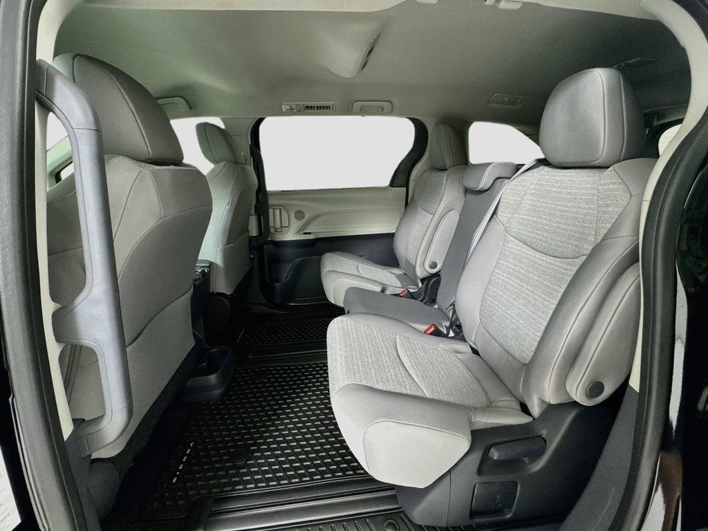 Used 2024 Toyota Sienna LE FWD image 23