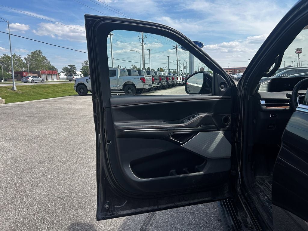 Used 2025 Lincoln Navigator Black Label AWD/4WD image 11