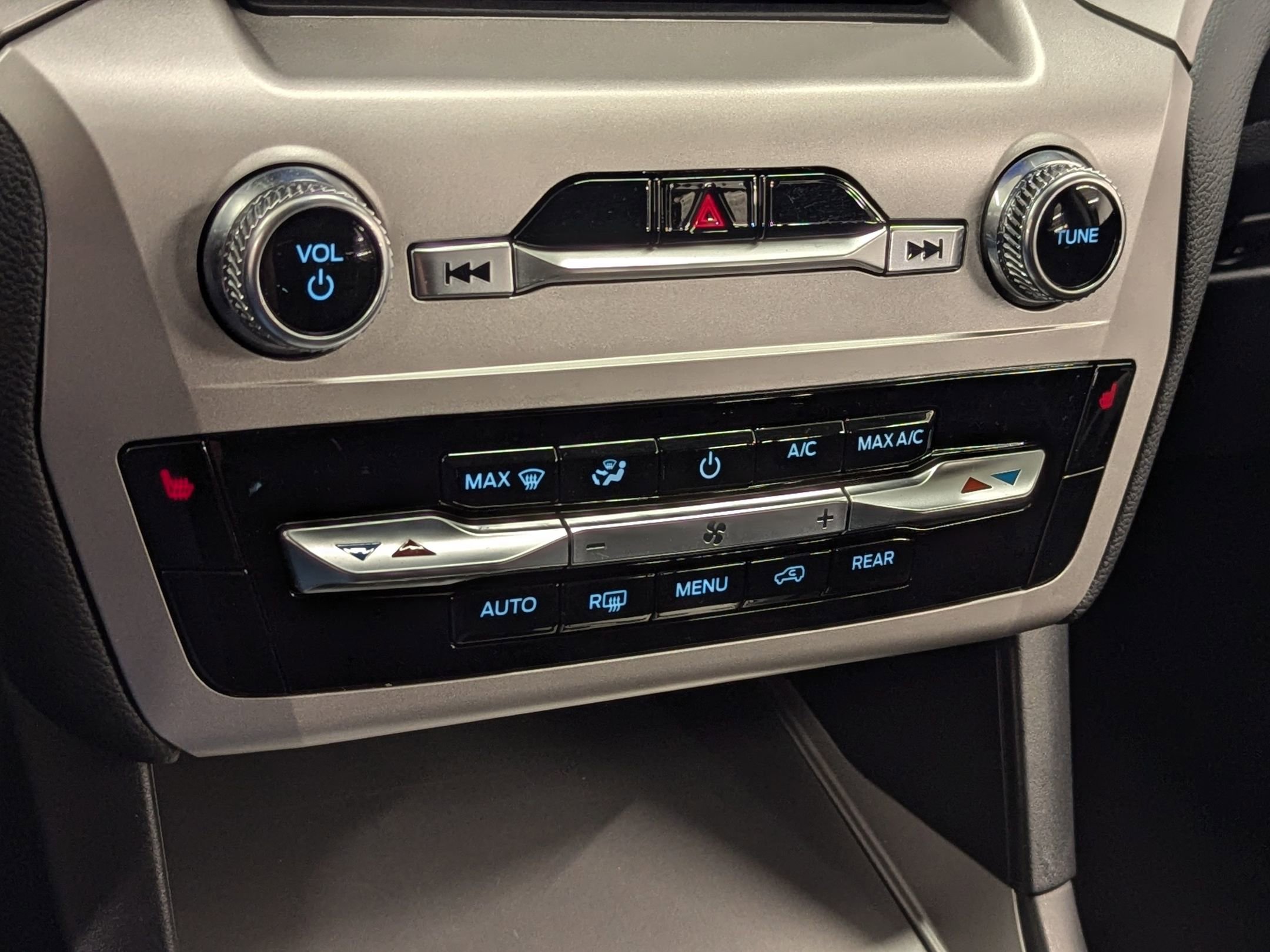 Certified 2023 Ford Explorer XLT w/ Class IV Trailer Tow Package image 14