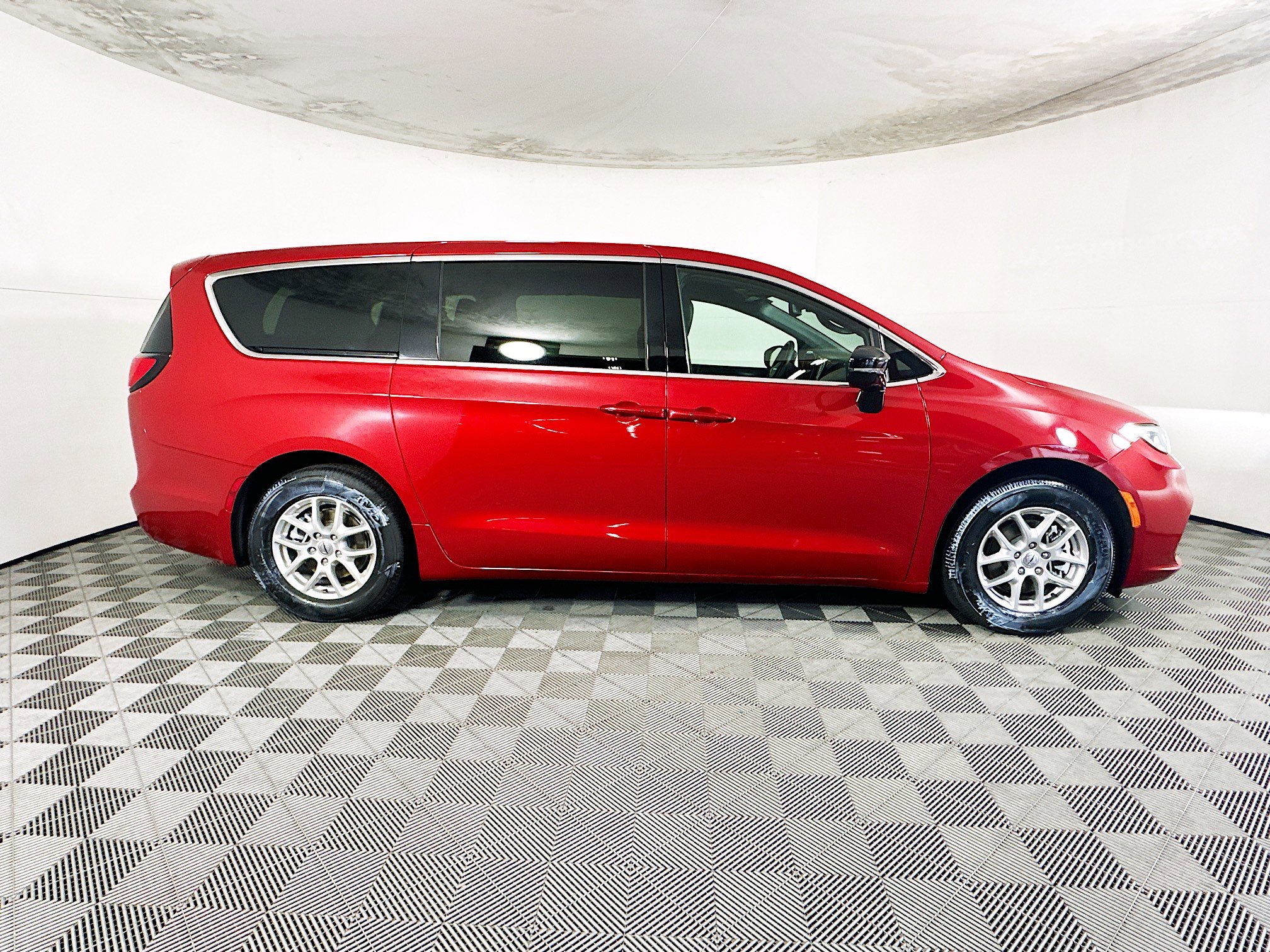 Used 2025 Chrysler Pacifica Select FWD image 2