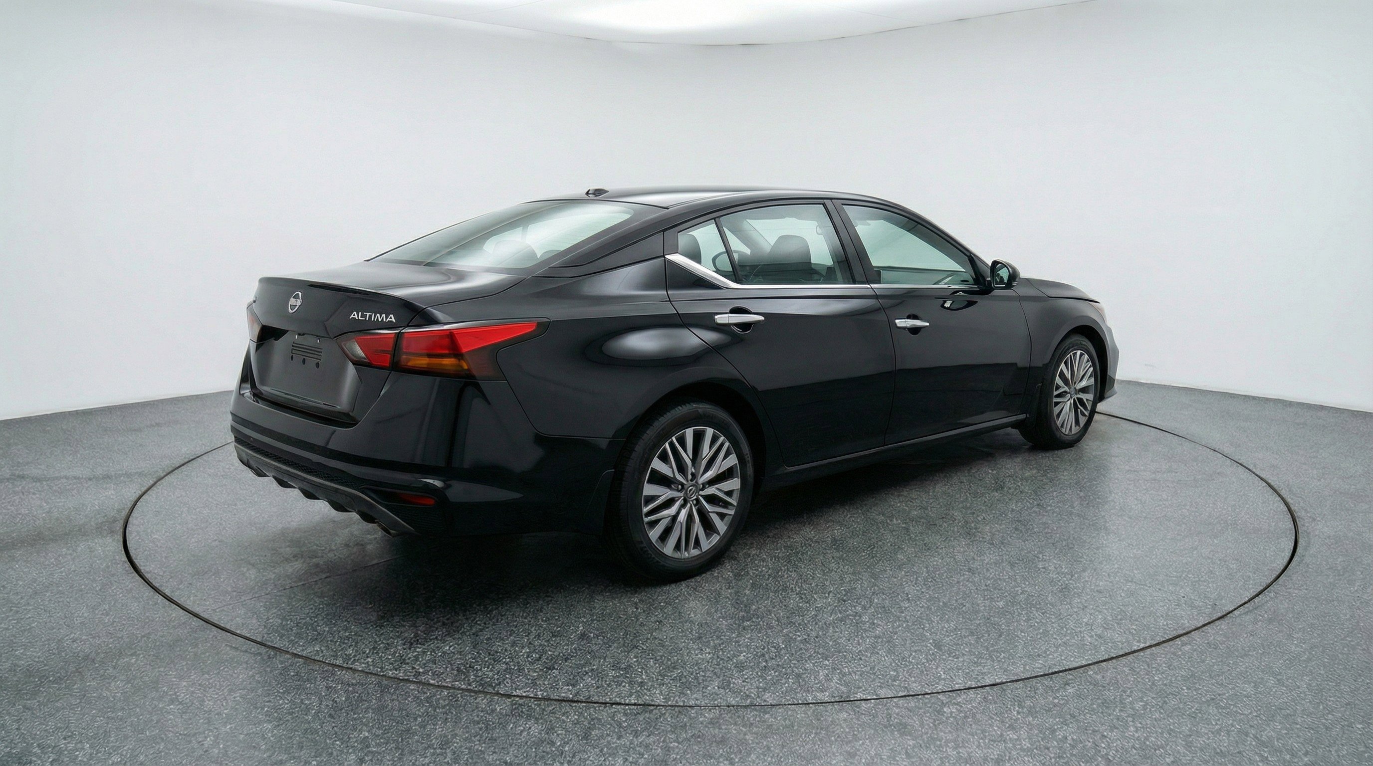 Used 2025 Nissan Altima 2.5 SV FWD image 9
