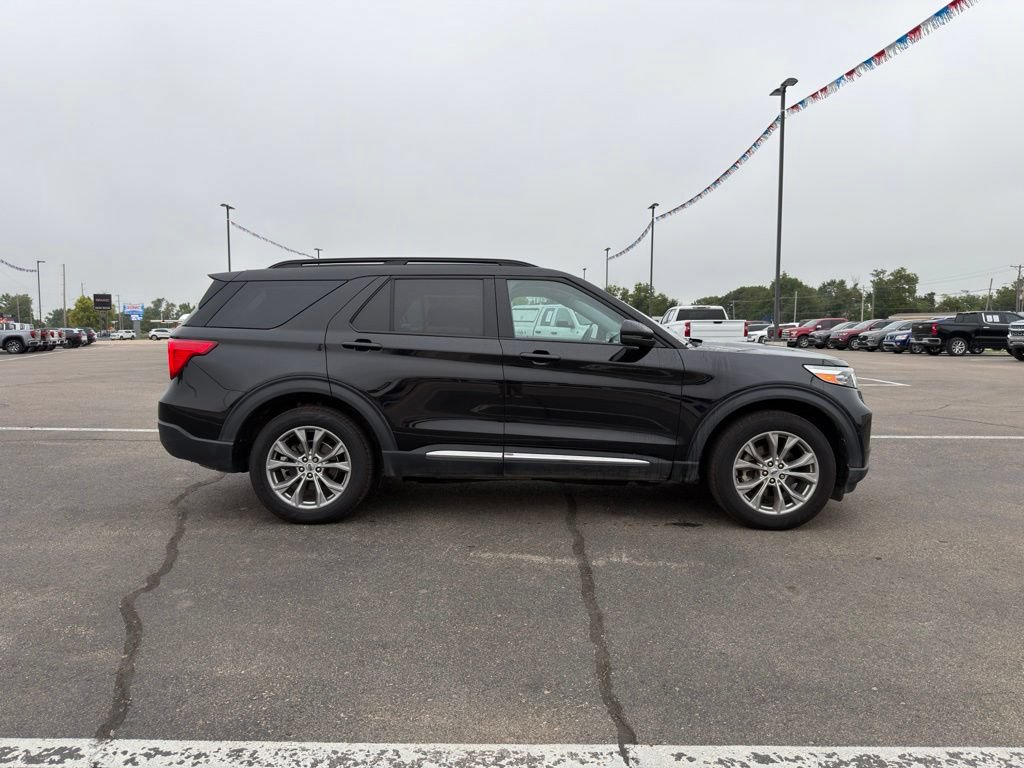 Used 2023 Ford Explorer XLT w/ Equipment Group 202A AWD/4WD image 3