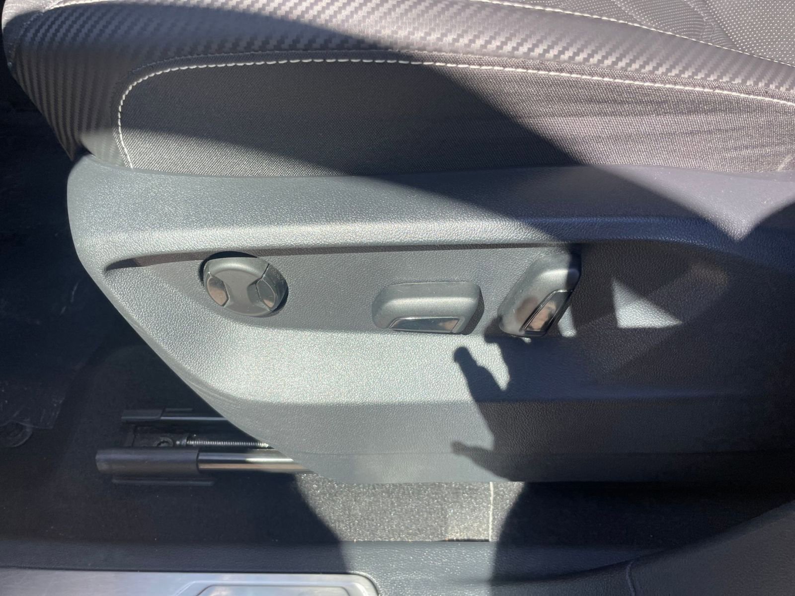 Used 2025 Volkswagen Atlas Cross Sport SE image 23