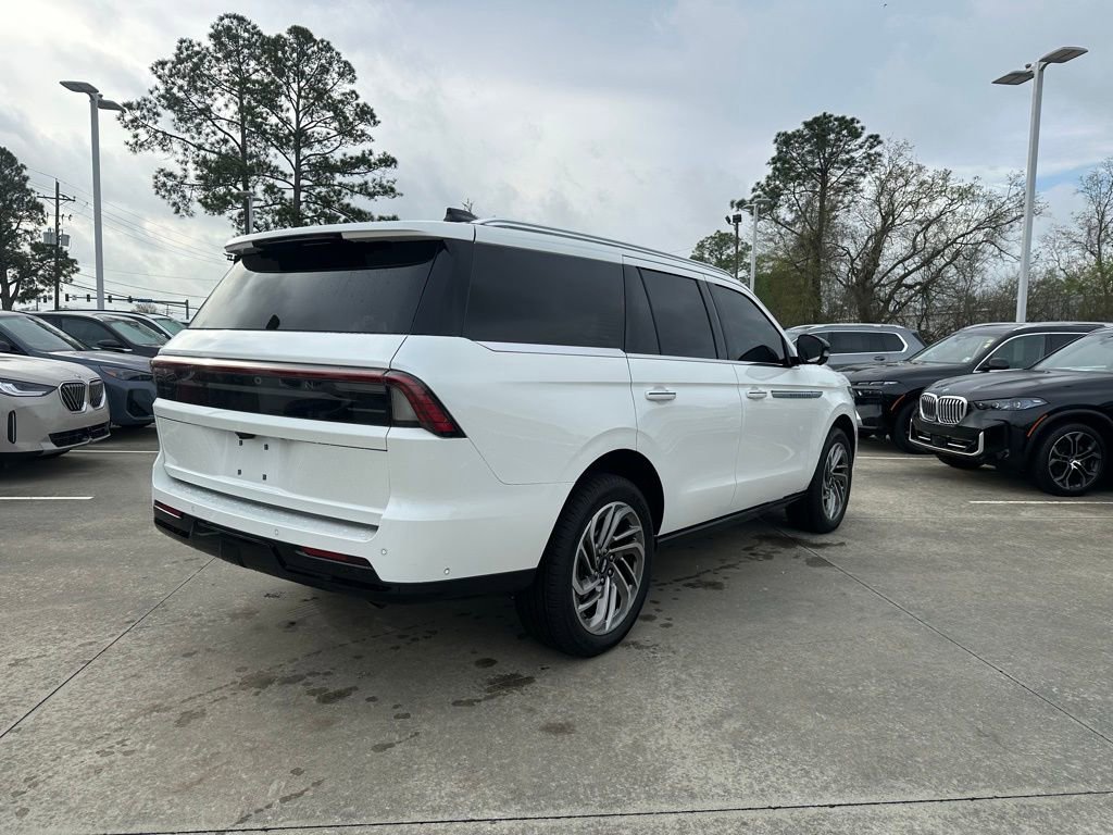 Used 2025 Lincoln Navigator Reserve image 3