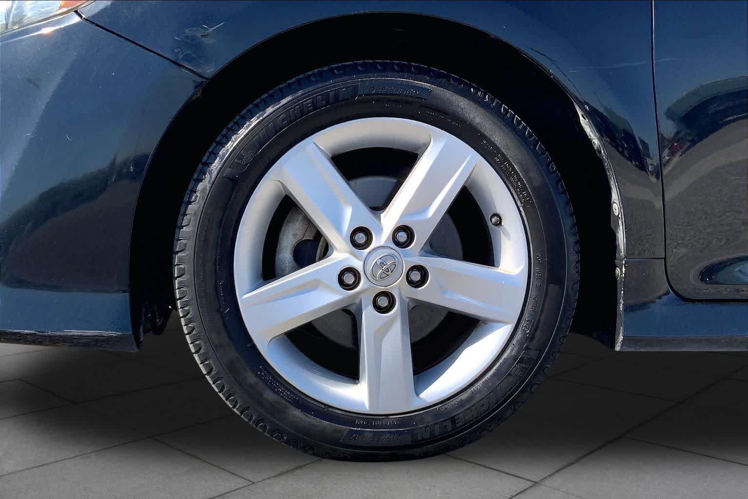 Used 2014 Toyota Camry SE FWD image 10