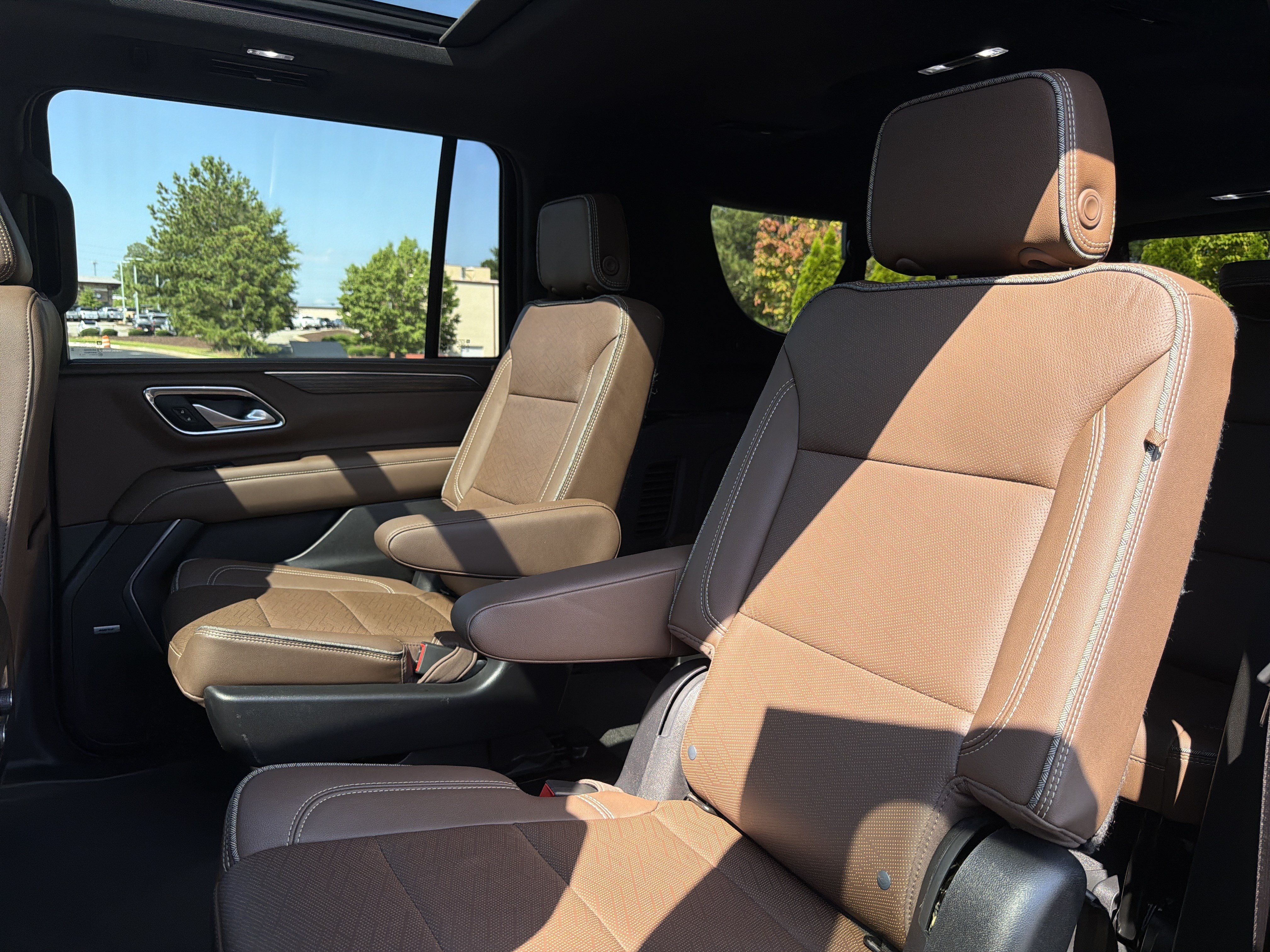 Used 2022 Chevrolet Suburban High Country AWD/4WD image 9