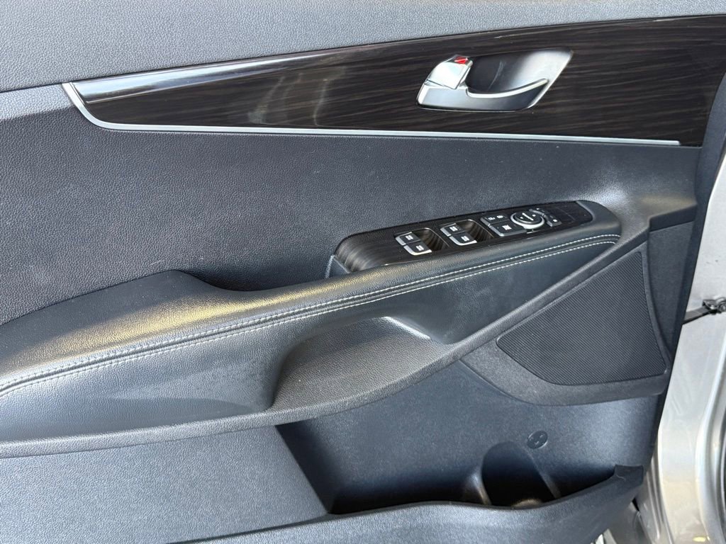 Used 2019 Kia Sorento LX image 18
