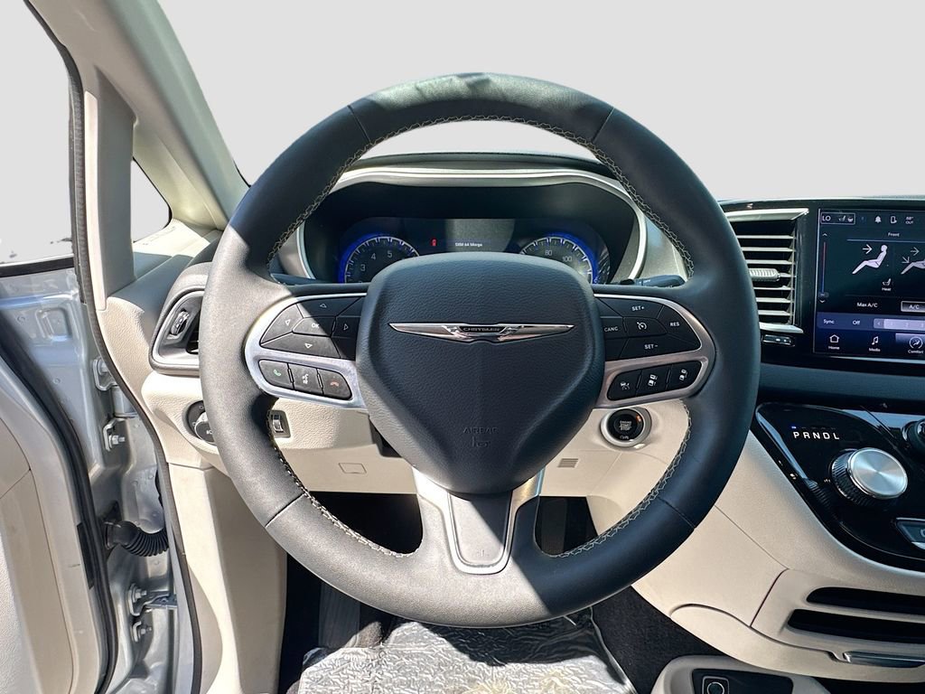 Used 2023 Chrysler Pacifica Touring-L FWD image 9