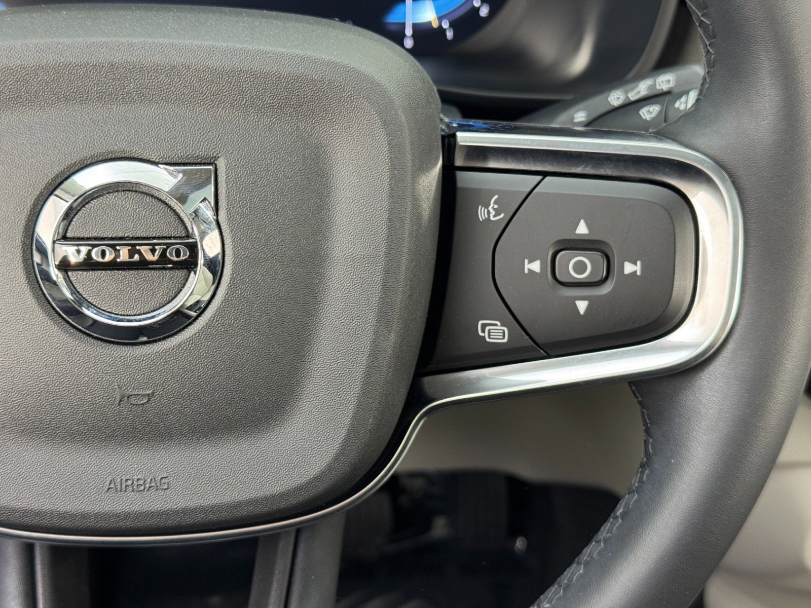 Used 2024 Volvo XC40 B5 Ultimate w/ Protection Package Premier image 23