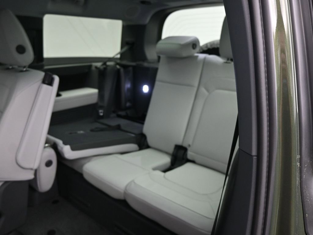 New 2026 Land Rover Defender 130 X-Dynamic SE AWD/4WD image 7