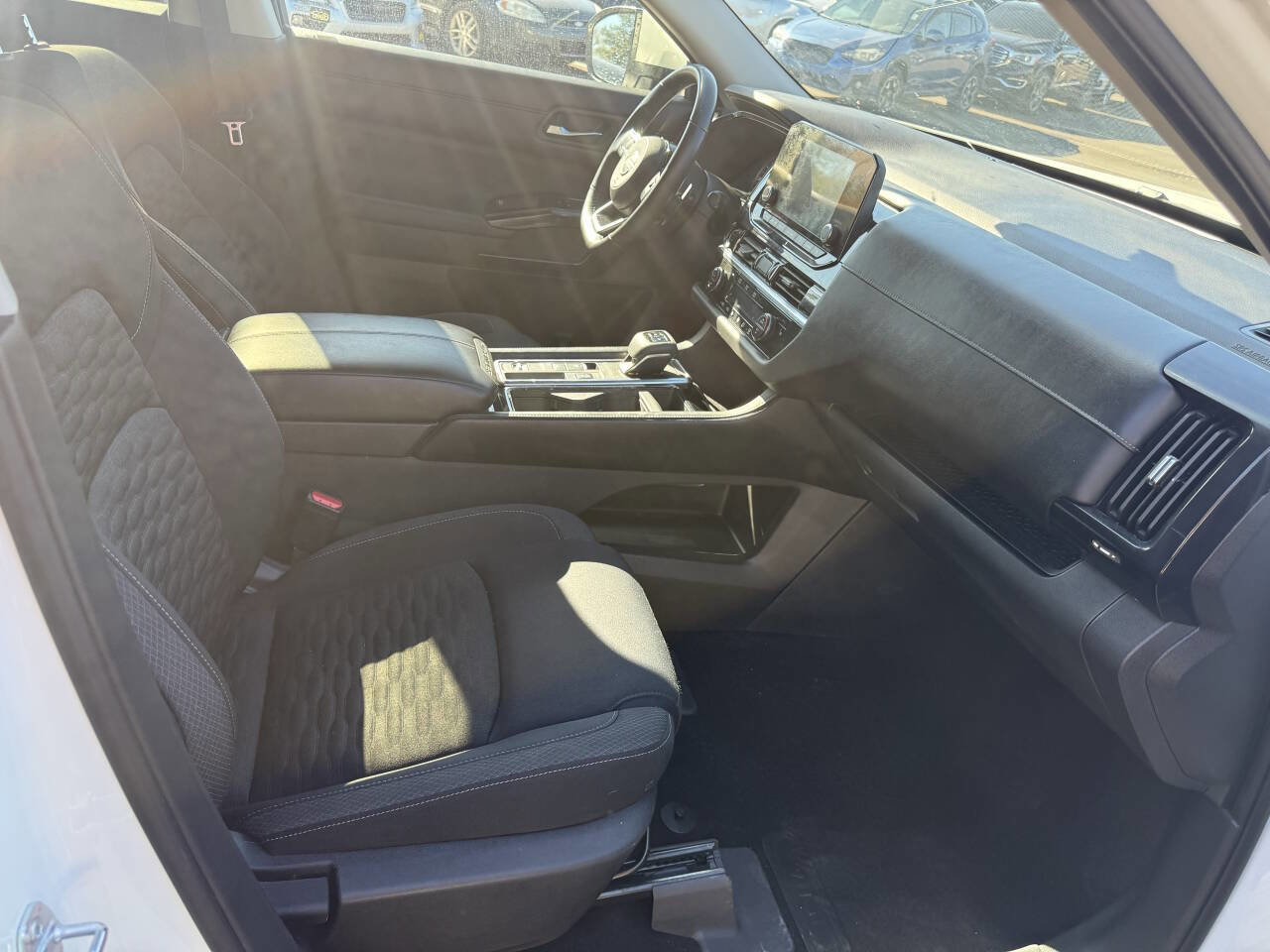 Used 2022 Nissan Pathfinder SV image 16