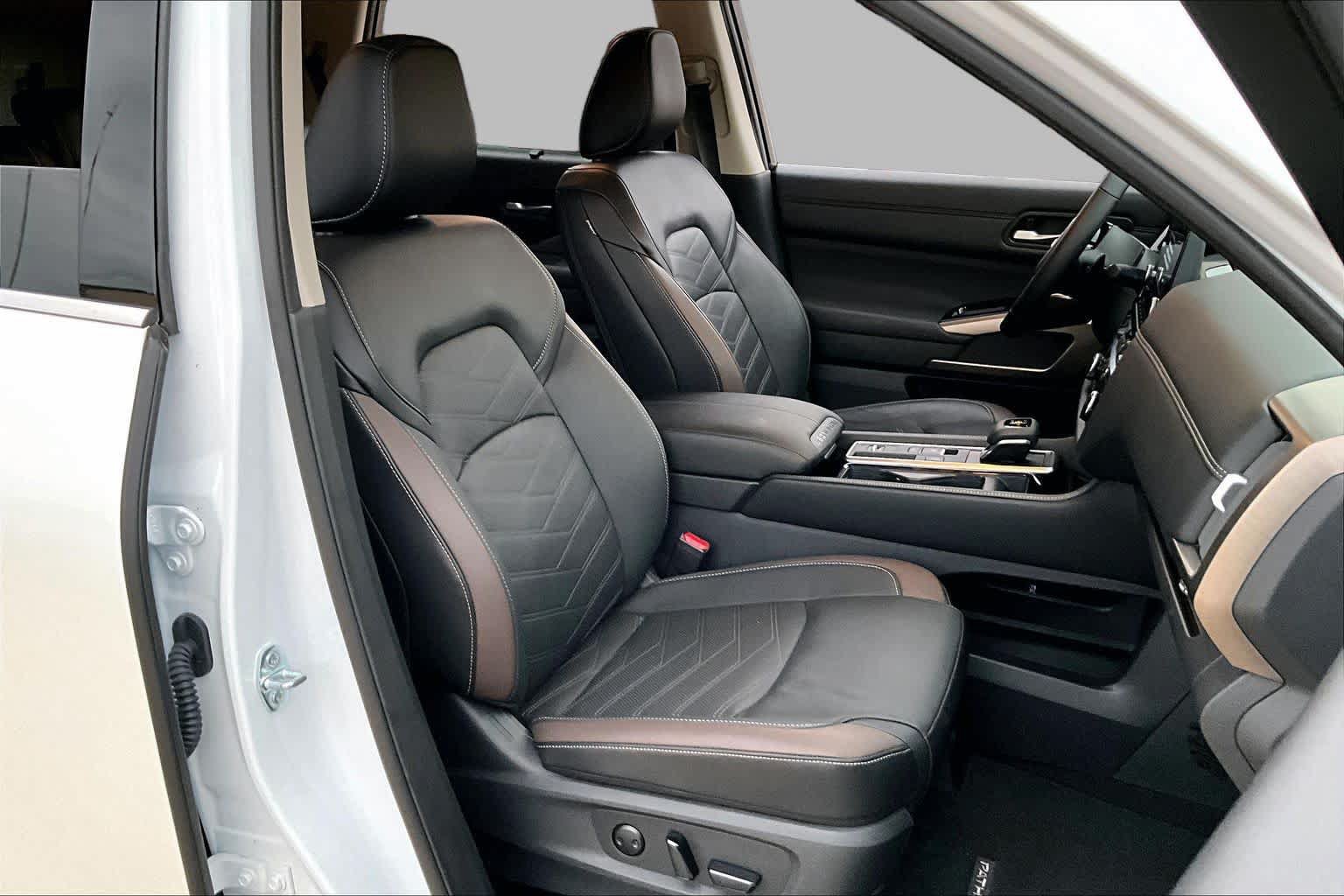 Used 2025 Nissan Pathfinder Platinum w/ Cargo Package FWD image 9