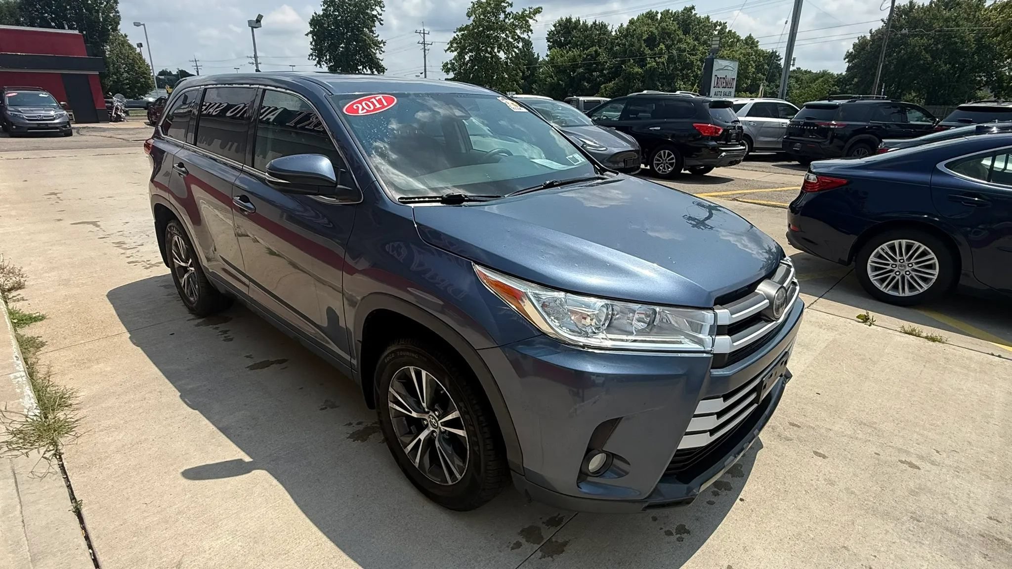 Used 2017 Toyota Highlander Plus AWD/4WD image 2