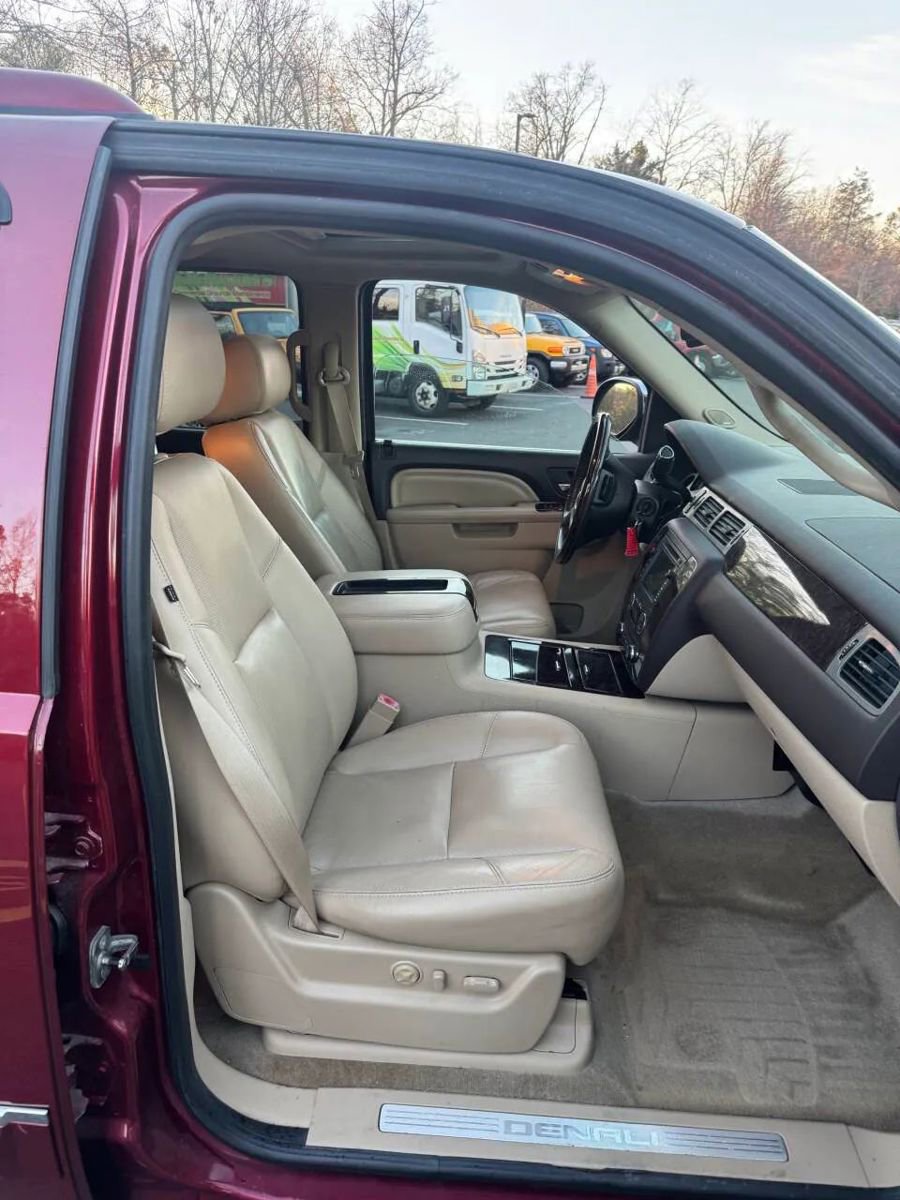 Used 2011 GMC Yukon Denali image 40