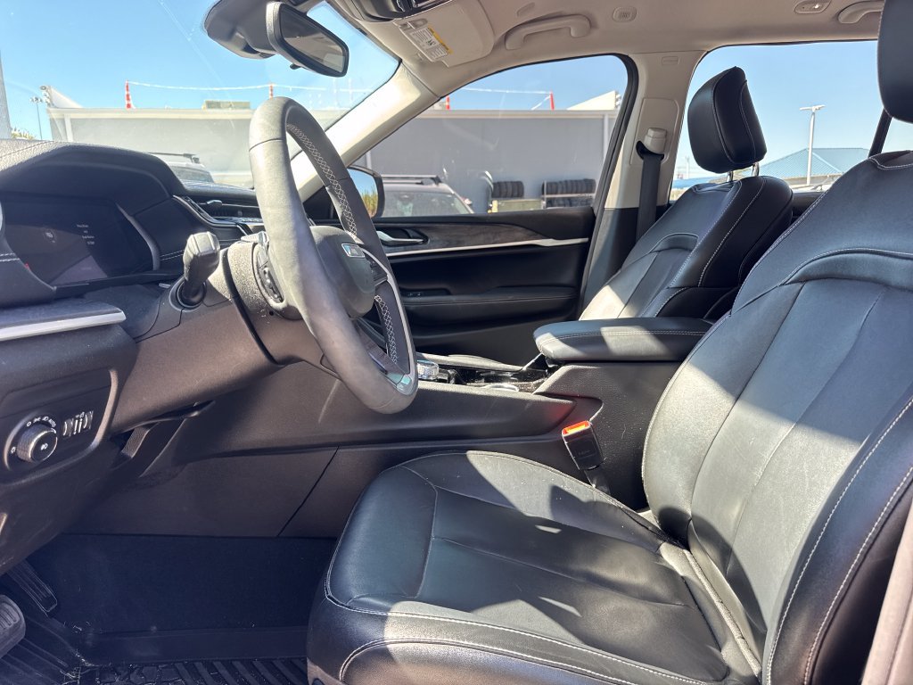 Used 2023 Jeep Grand Cherokee Limited w/ Black Appearance Package RWD image 13