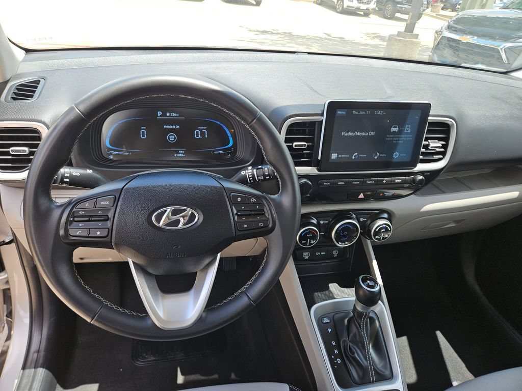 Used 2025 Hyundai Venue SEL FWD image 17
