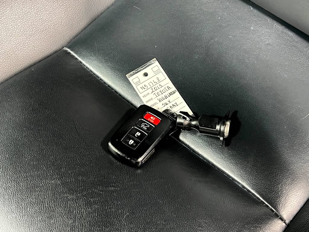 Used 2019 Toyota Highlander XLE AWD/4WD image 40