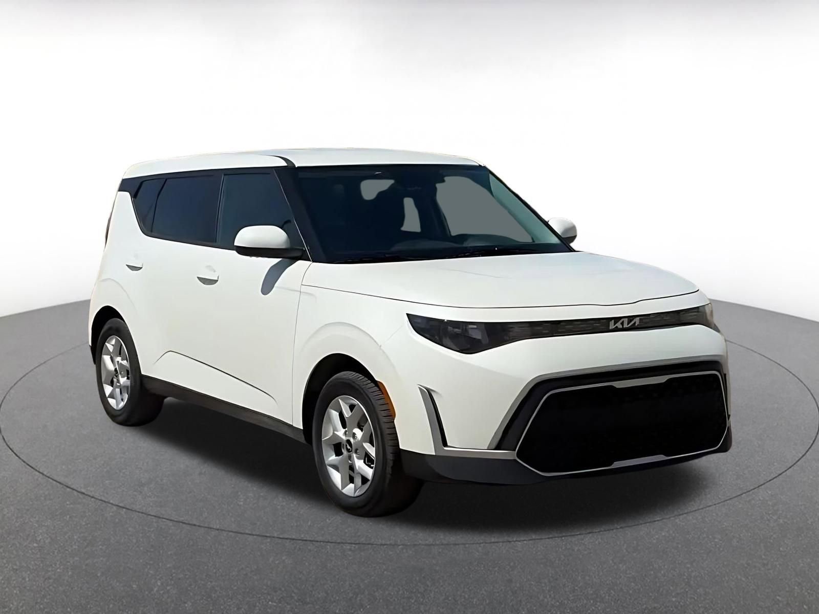 Used 2025 Kia Soul LX w/ LX Technology Package image 3