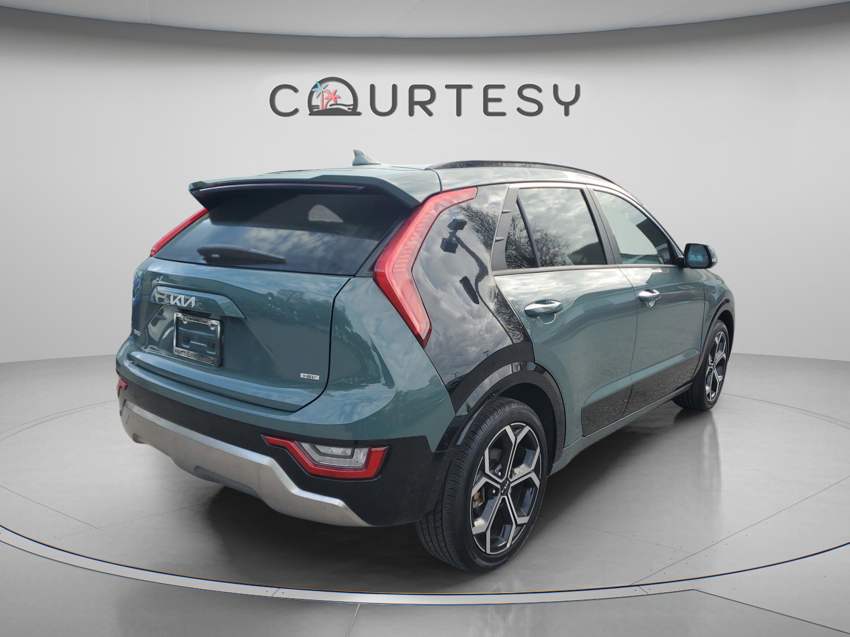 Certified 2024 Kia Niro SX Touring image 3