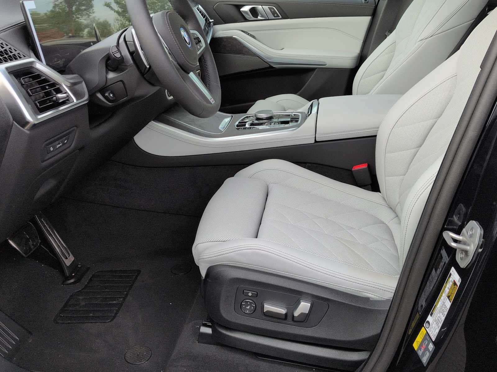 Used 2026 BMW X5 xDrive50e w/ M Sport Package AWD/4WD image 17