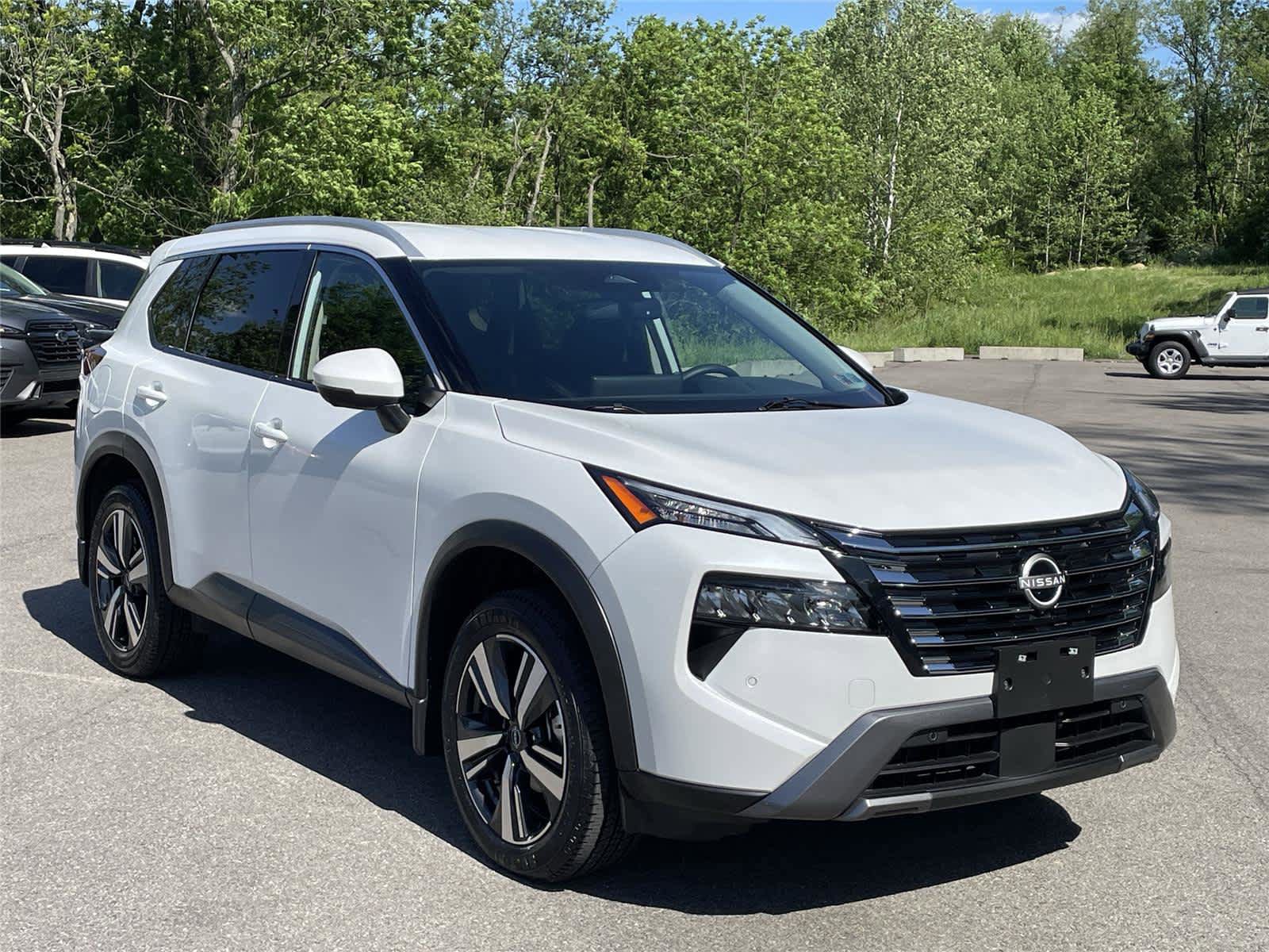 Used 2025 Nissan Rogue SL AWD/4WD image 7