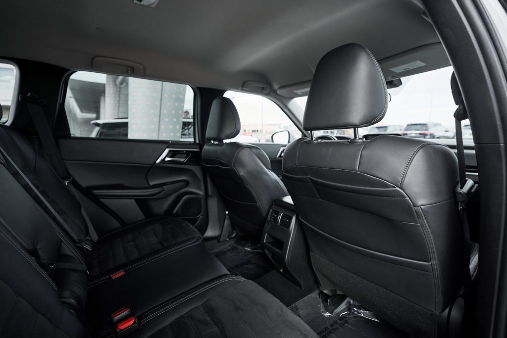 Used 2023 Mitsubishi Outlander SE image 24