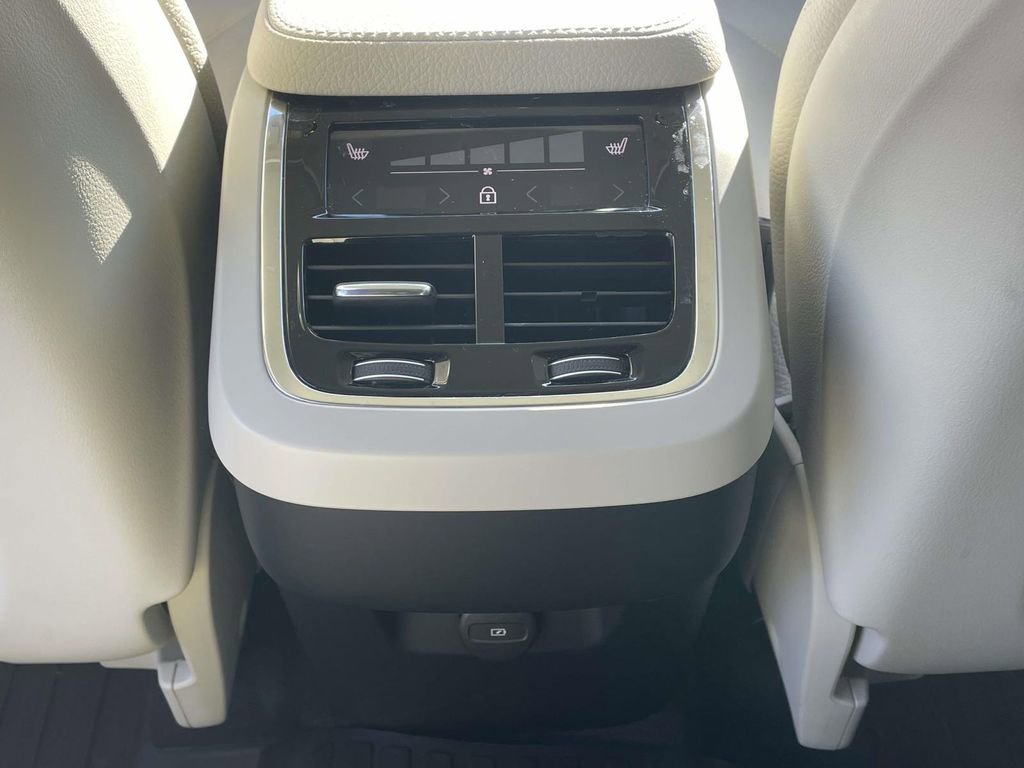 Used 2022 Volvo XC90 T6 Momentum w/ Advanced Package image 12