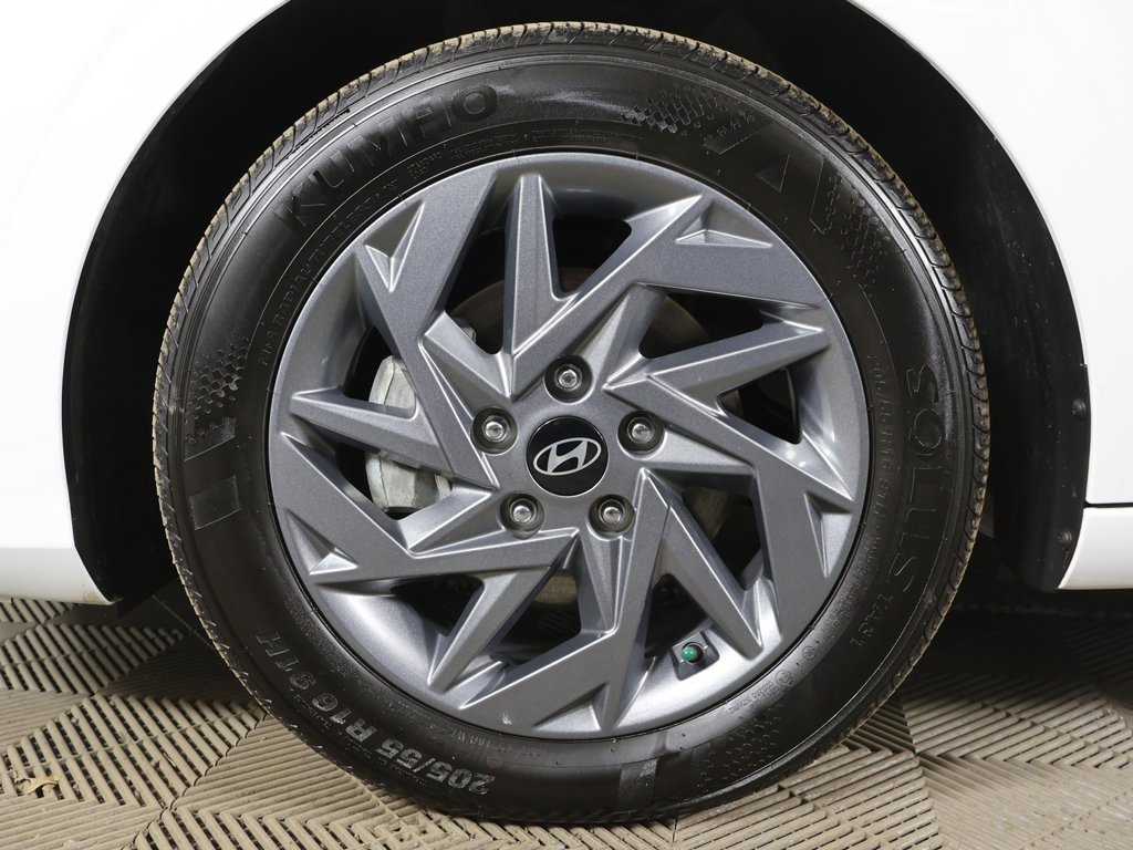 Used 2025 Hyundai Elantra Blue image 17