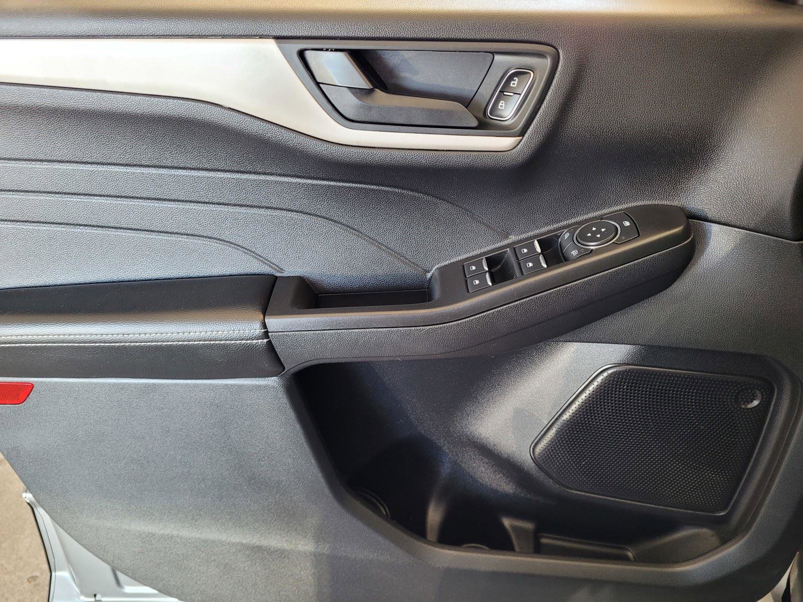 Used 2022 Ford Escape SE w/ SE Sport Appearance Package image 24