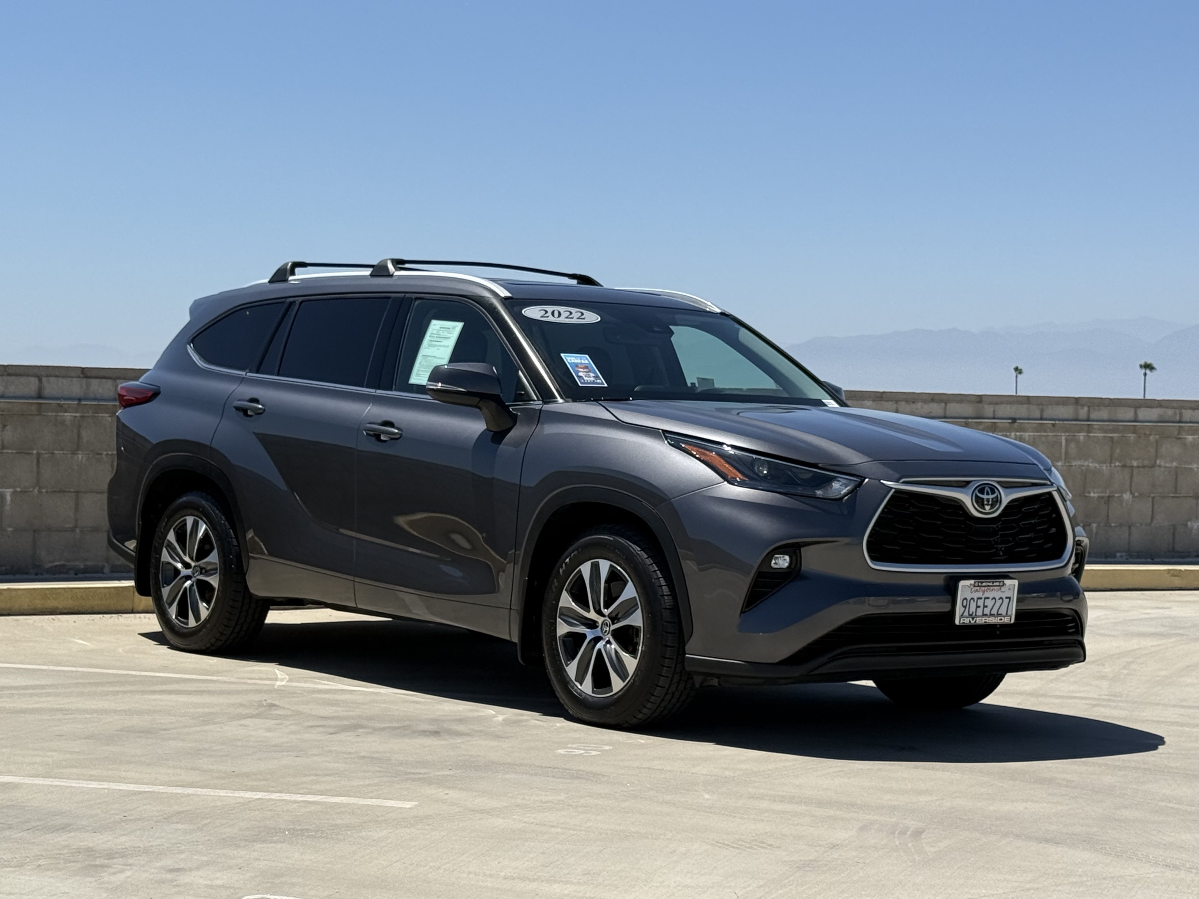 Used 2022 Toyota Highlander XLE FWD image 2