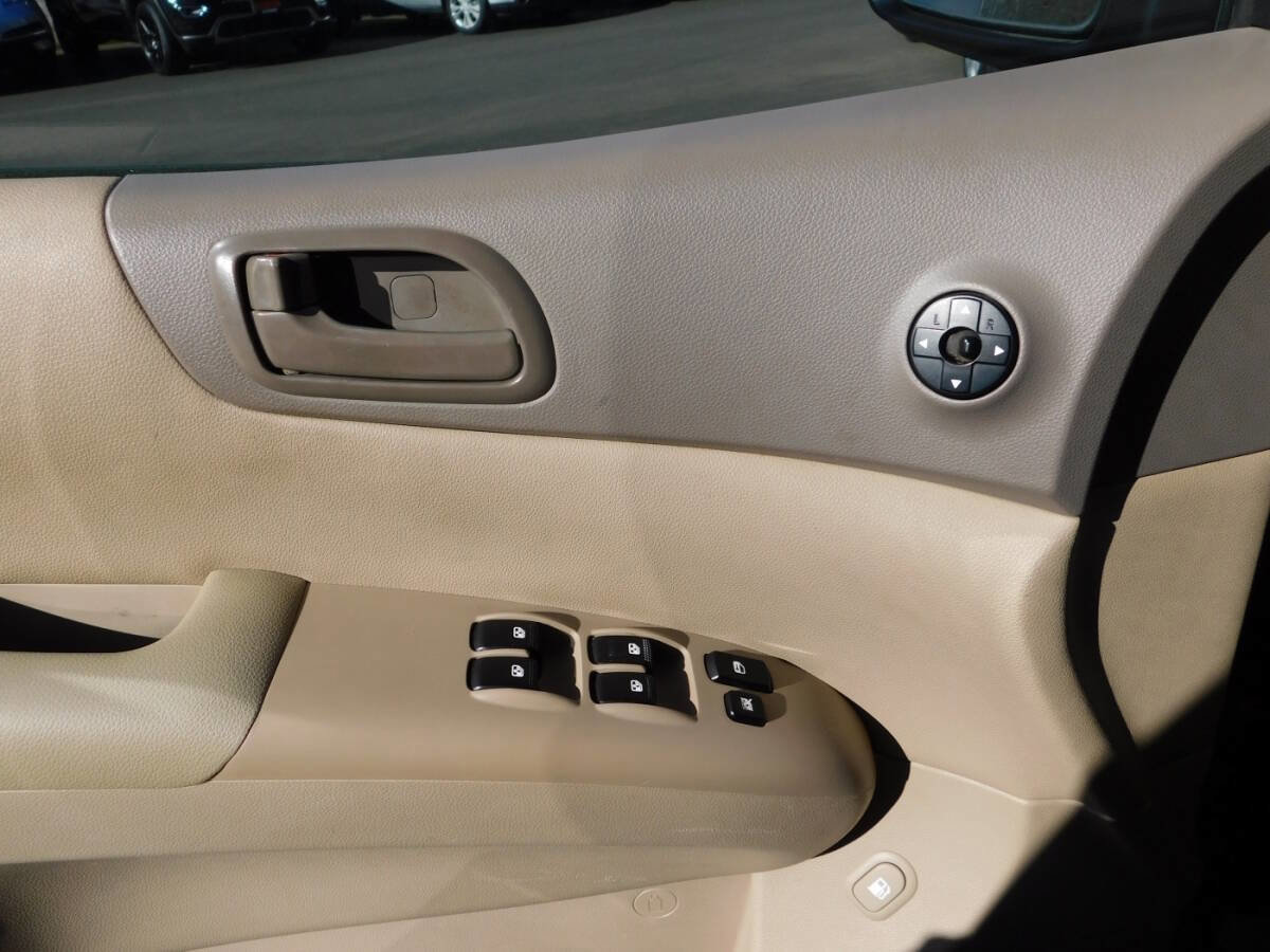 Used 2012 Kia Sedona LX image 16