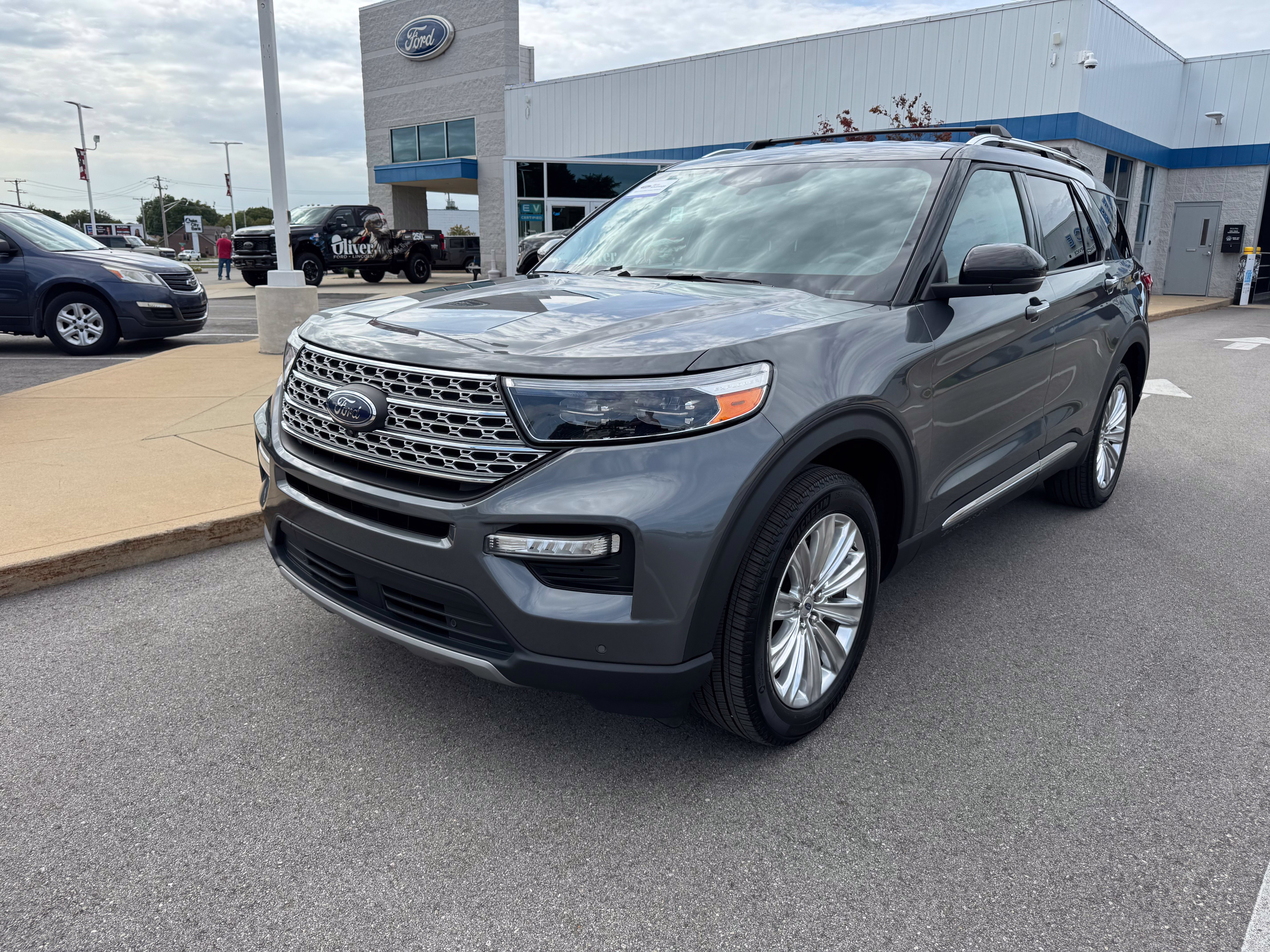 Certified 2023 Ford Explorer Limited w/ Hybrid Equipment Group 310A AWD/4WD image 3