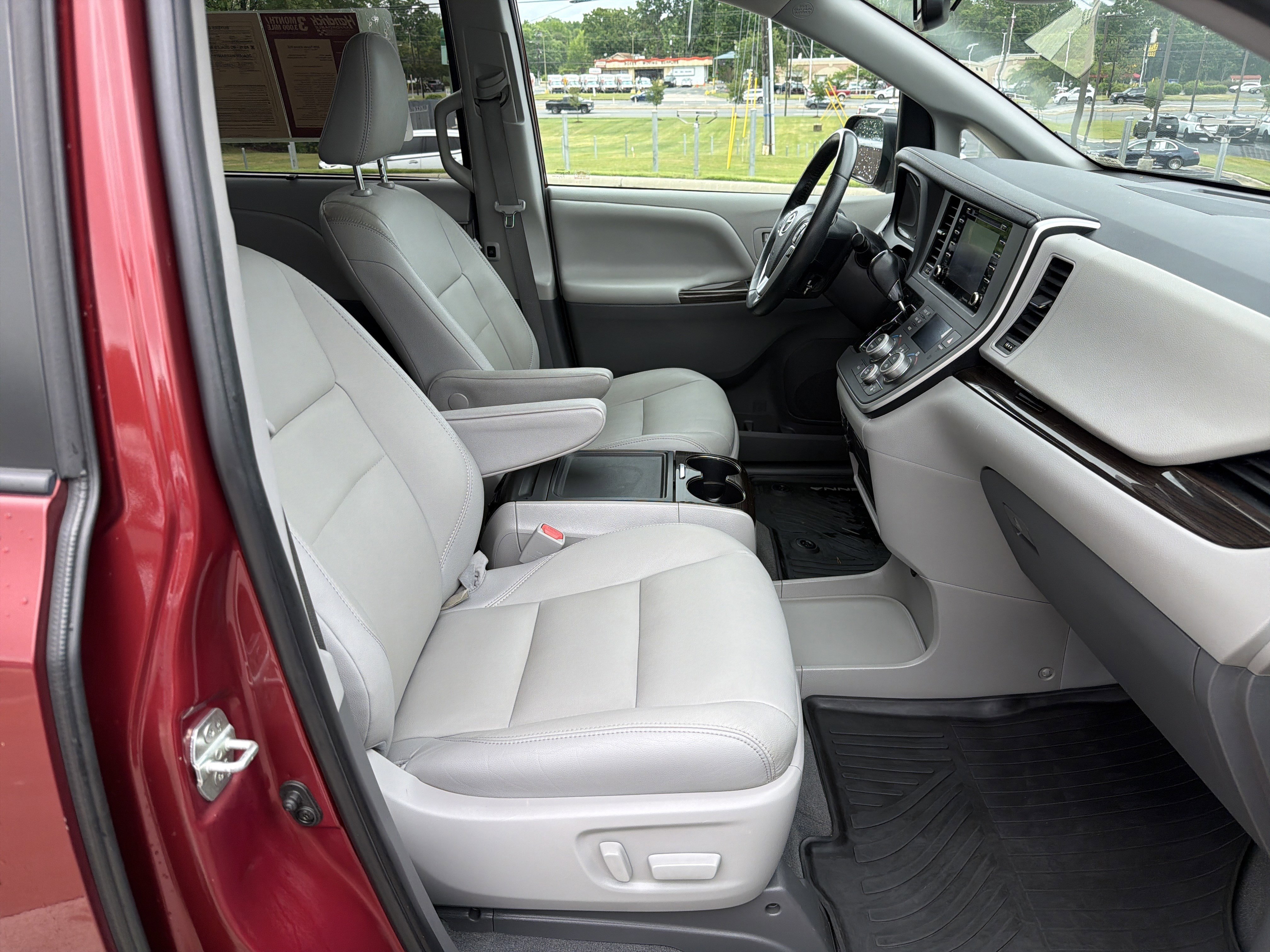 Used 2020 Toyota Sienna XLE w/ XLE Navigation Package FWD image 34