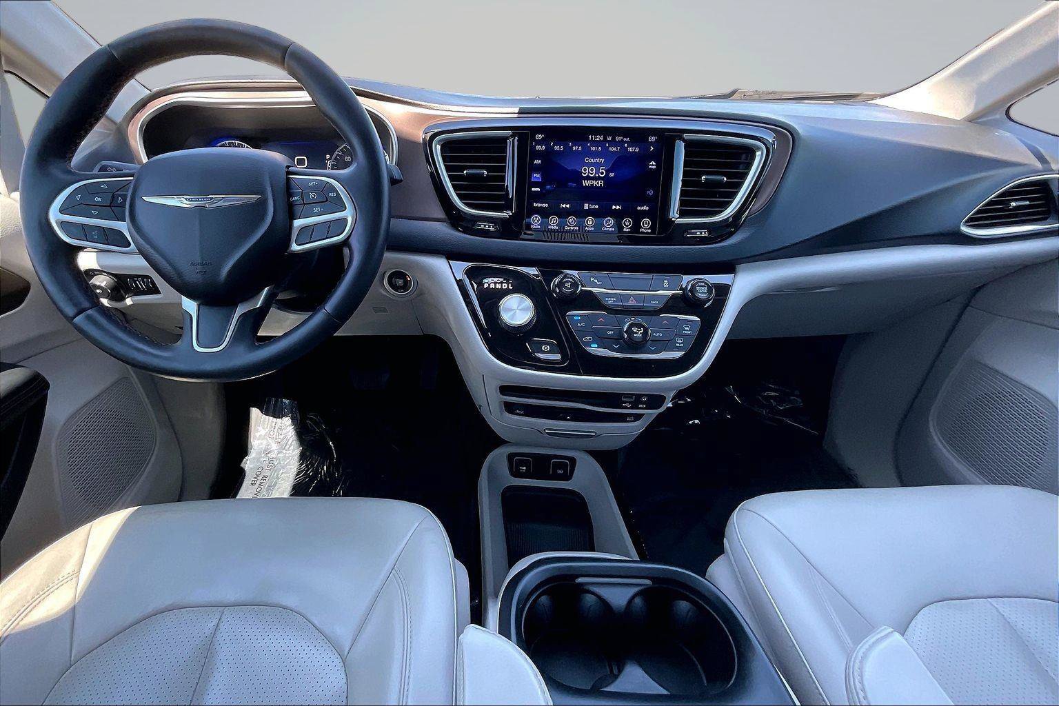 Used 2017 Chrysler Pacifica Touring-L Plus w/ Tire & Wheel Group FWD image 36