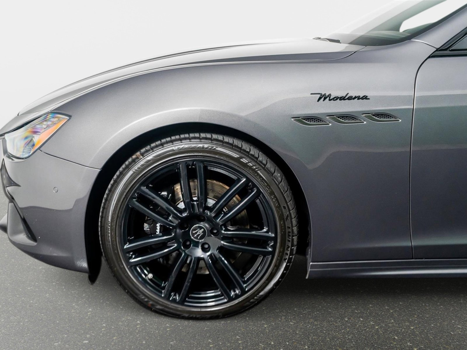 Used 2023 Maserati Ghibli Modena Q4 AWD/4WD image 16