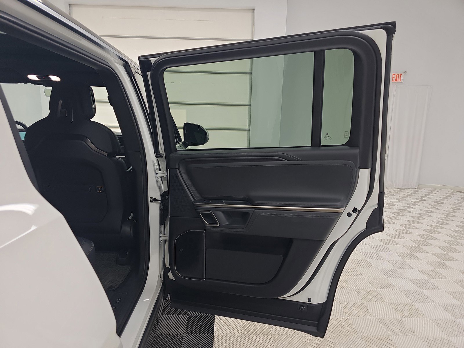 Used 2024 Rivian R1S Adventure AWD/4WD image 19