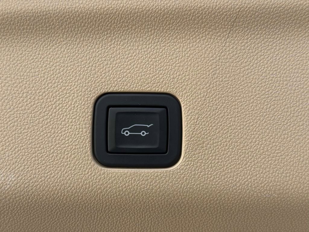 Used 2024 Cadillac Escalade ESV Premium Luxury w/ Performance Package image 19