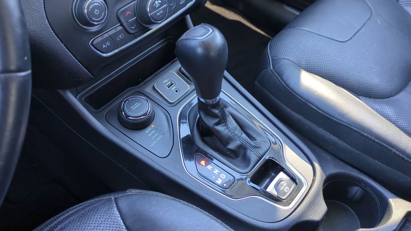 Used 2020 Jeep Cherokee Limited image 35