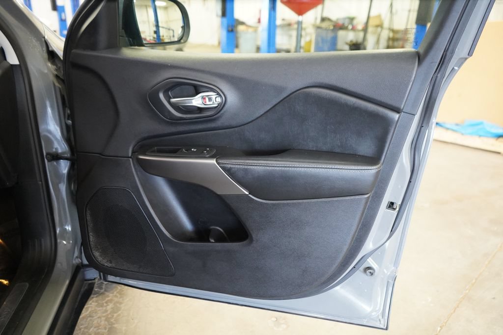 Used 2020 Jeep Cherokee Limited FWD image 19