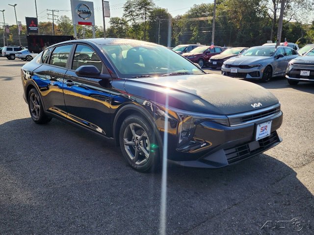 Certified 2025 Kia K4 LXS image 1