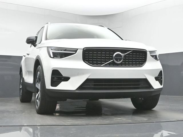 Used 2024 Volvo XC40 B5 Plus image 34