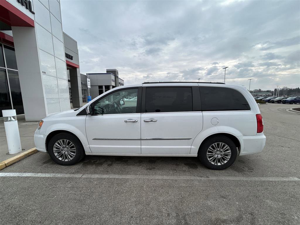 Used 2016 Chrysler Town & Country Touring-L w/ Driver Convenience Group image 13