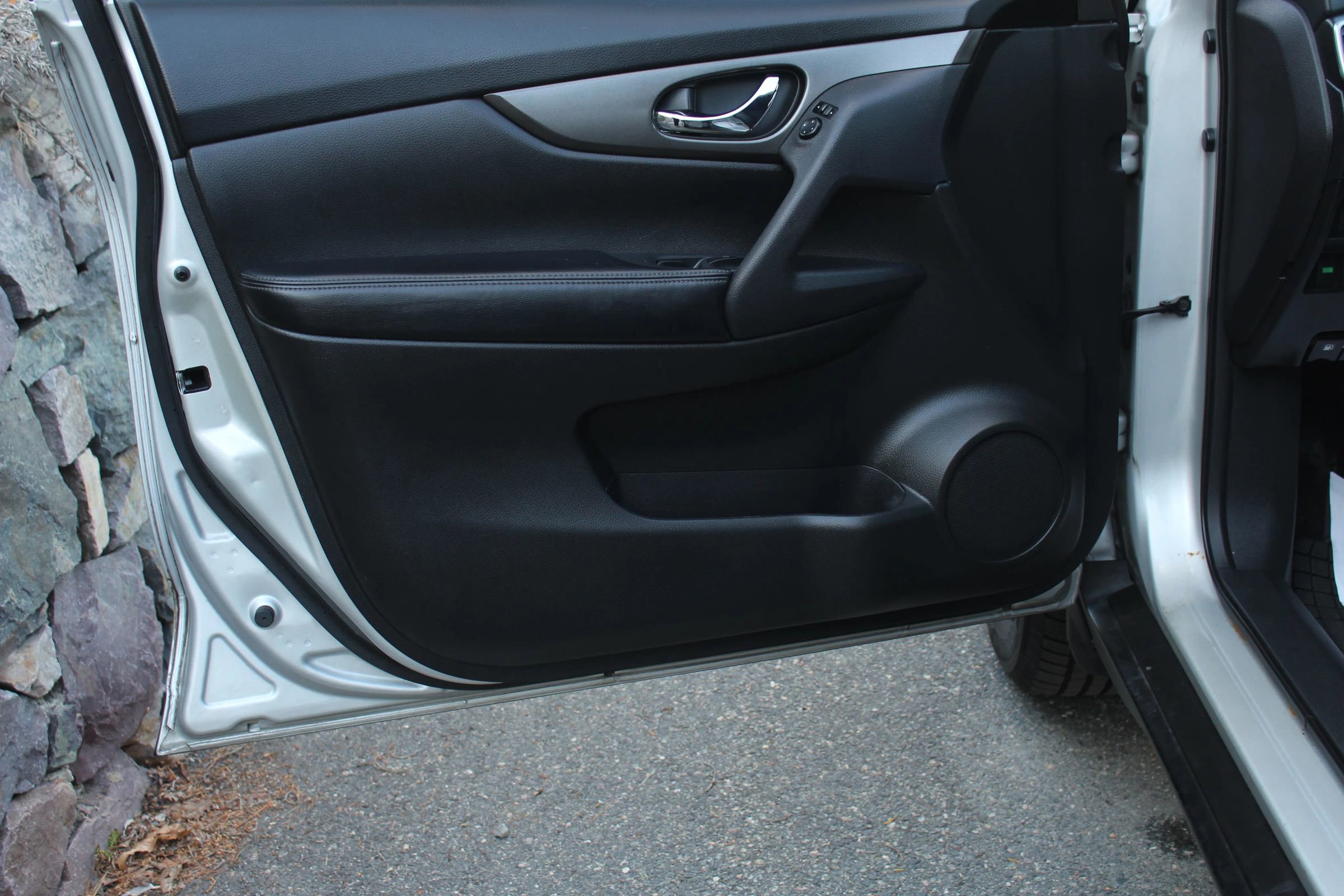 Used 2015 Nissan Rogue SV AWD/4WD image 12