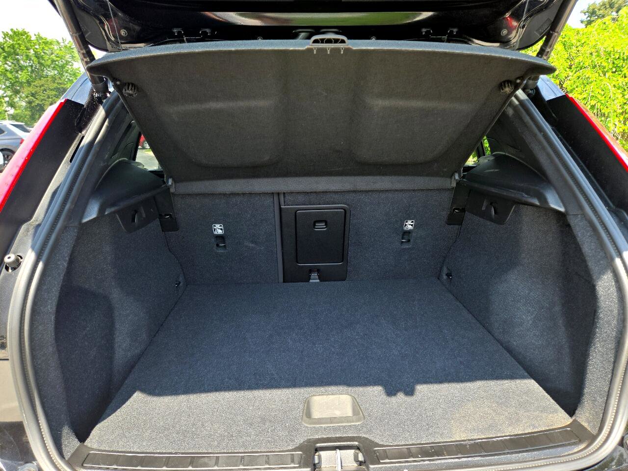 Used 2024 Volvo XC40 B5 Core image 8