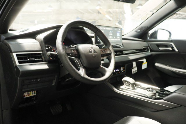 New 2026 Mitsubishi Outlander LE FWD image 5